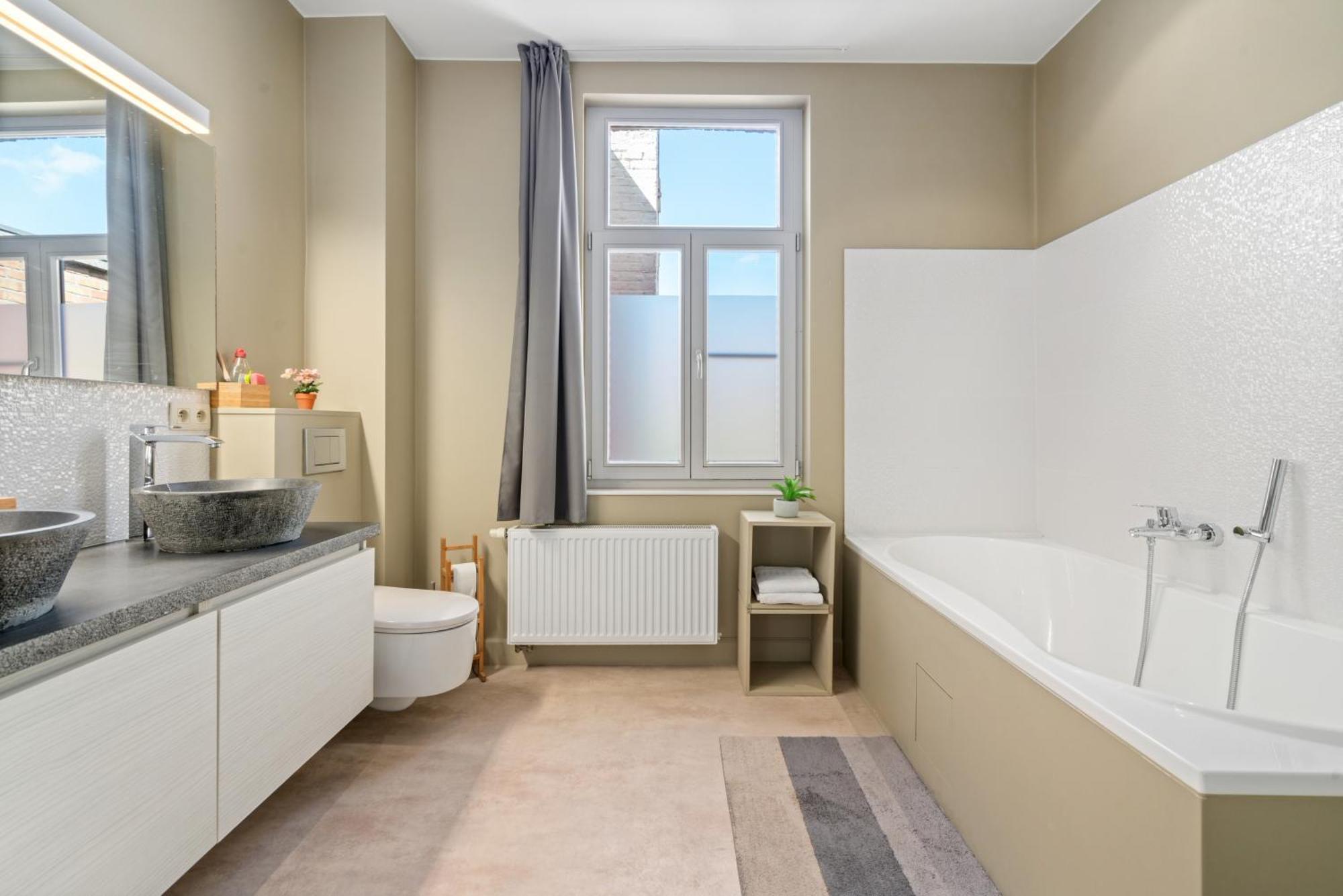 Spacious Guest Suites Near Historic Market - 5 Min Walk Брюж Екстериор снимка